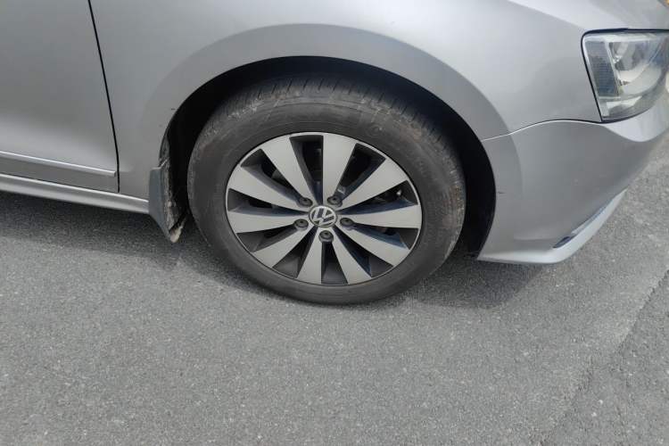 Used Volkswagen Sagitar 2018 1.6L Automatic Comfort Model Right Front Wheel Hub