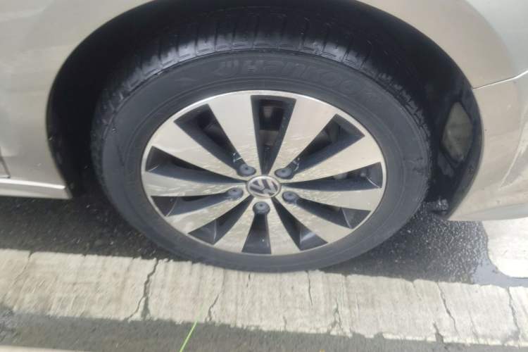 Used Volkswagen Sagitar 2018 1.6L Automatic Comfort Model Right Front Wheel Hub