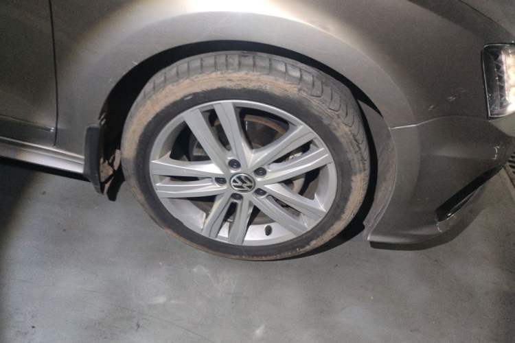 Used Volkswagen Sagitar 2018 280TSI DSG Ignite Edition Right Front Wheel Hub