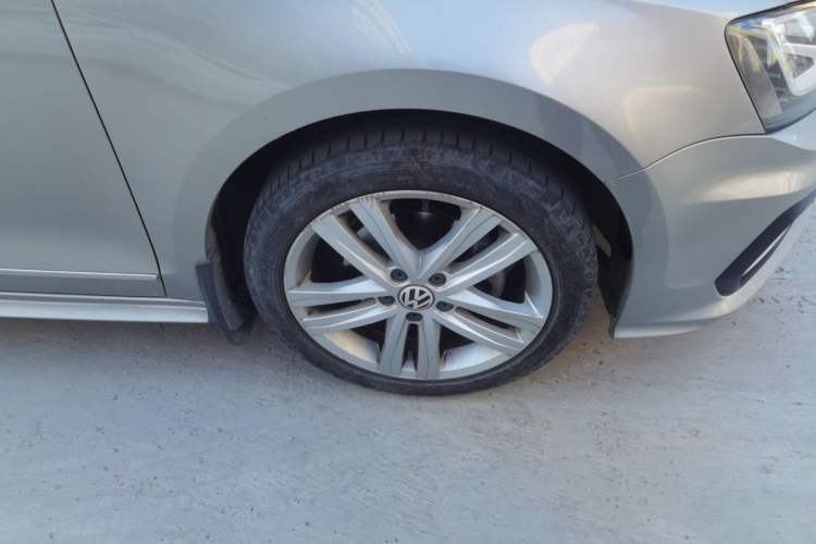 Used Volkswagen Sagitar 2018 280TSI DSG Ignite Edition Right Front Wheel Hub