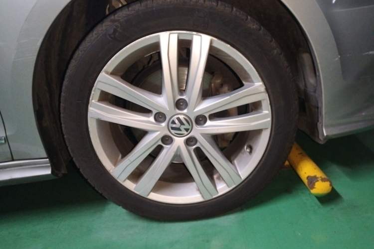Used Volkswagen Sagitar 2018 280TSI DSG Ignite Edition Right Front Wheel Hub