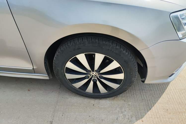 Used Volkswagen Sagitar 2018 1.6L Automatic Comfort Model Right Front Wheel Hub
