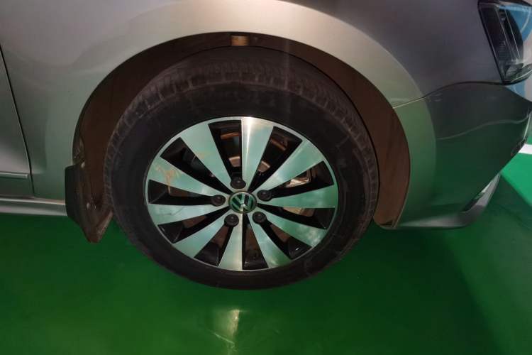 Used Volkswagen Sagitar 2018 1.6L Automatic Comfort Model Right Front Wheel Hub