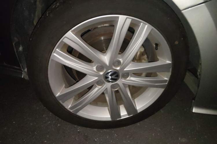 Used Volkswagen Sagitar 2018 280TSI DSG Ignite Edition Right Front Wheel Hub