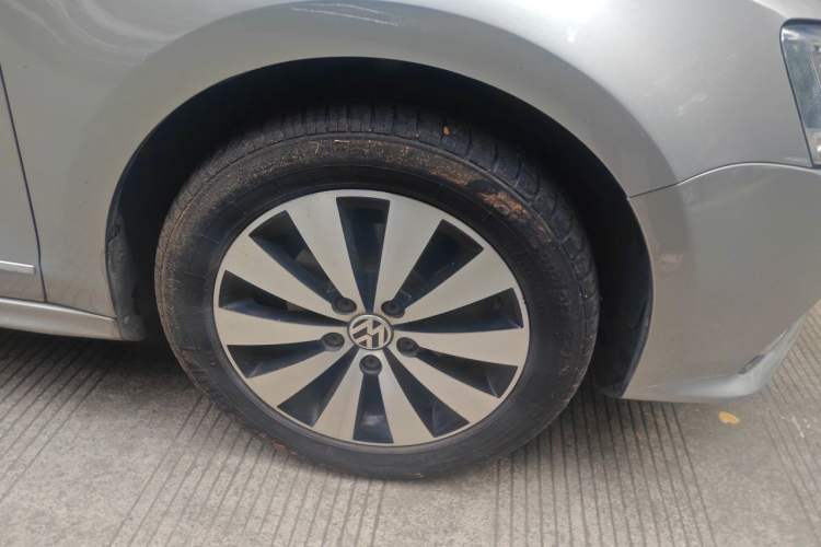 Used Volkswagen Sagitar 2018 1.6L Automatic Comfort Model Right Front Wheel Hub