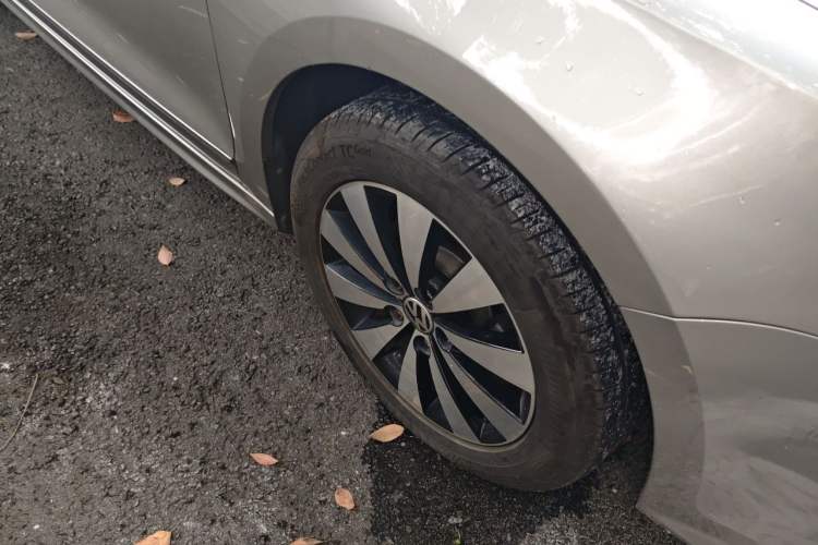 Used Volkswagen Sagitar 2018 1.6L Automatic Comfort Model Right Front Wheel Hub