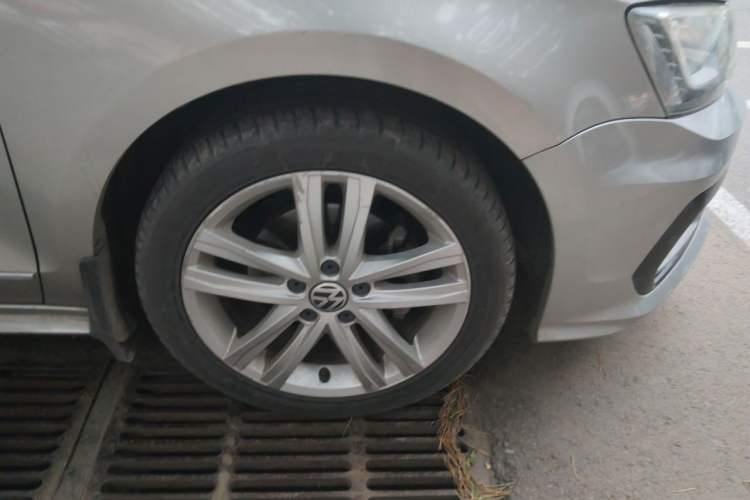 Used Volkswagen Sagitar 2018 280TSI DSG Ignite Edition Right Front Wheel Hub