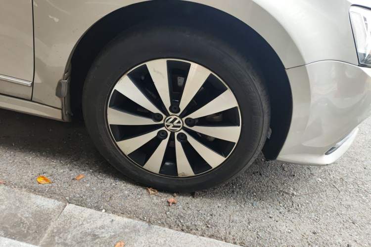 Used Volkswagen Sagitar 2018 1.6L Automatic Comfort Model Right Front Wheel Hub