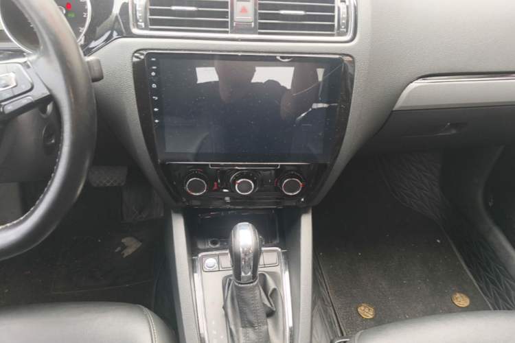 Used Volkswagen Sagitar 2018 1.6L Automatic Comfort Model Audio And AC Panel