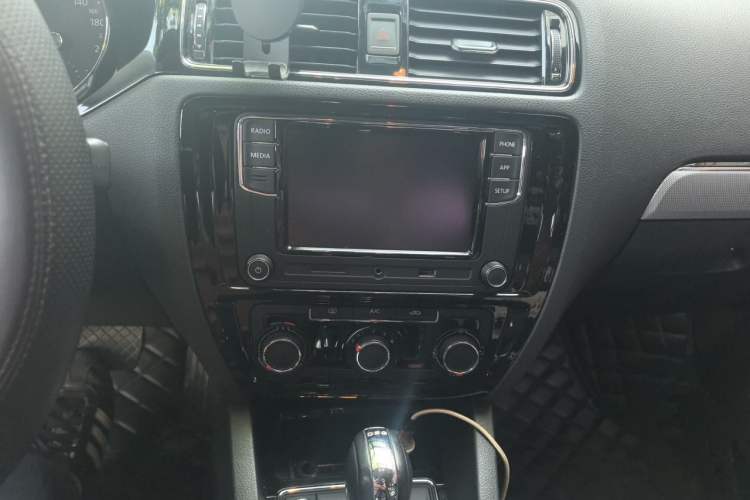 Used Volkswagen Sagitar 2018 280TSI DSG Ignite Edition Audio And AC Panel