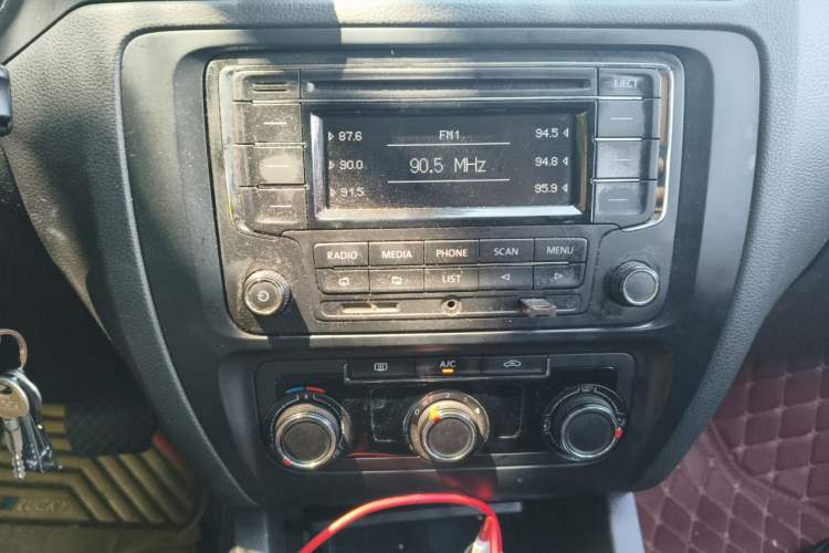 Used Volkswagen Sagitar 2018 1.6L Automatic Fashion Model Audio And AC Panel