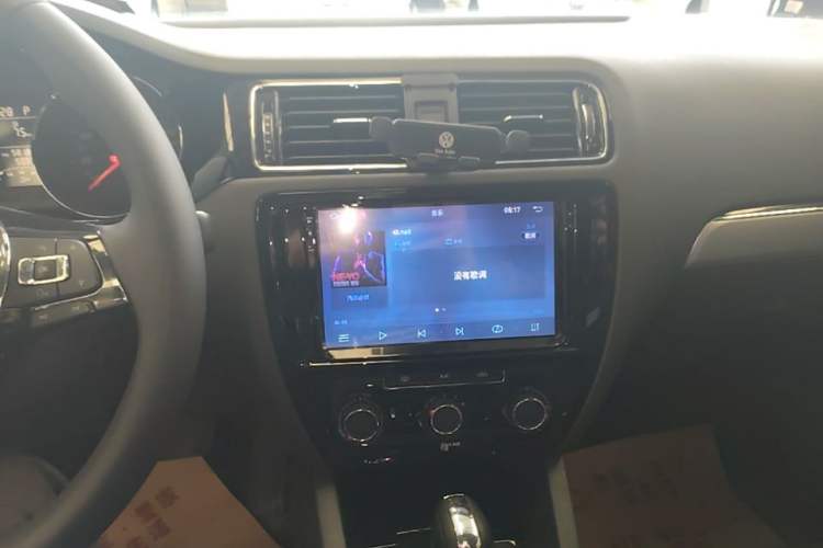 Used Volkswagen Sagitar 2018 1.6L Automatic Comfort Model Audio And AC Panel