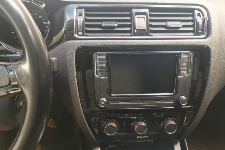 Used Volkswagen Sagitar 2018 1.6L Automatic Comfort Model Audio And AC Panel