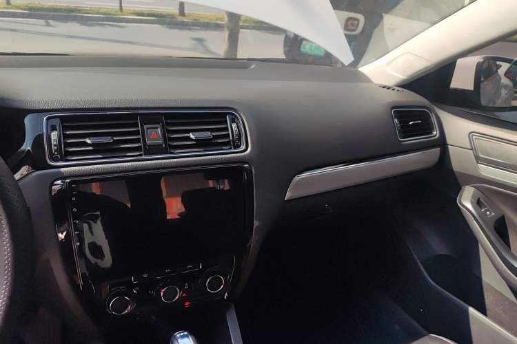 Used Volkswagen Sagitar 2018 280TSI DSG Ignite Edition Audio And AC Panel