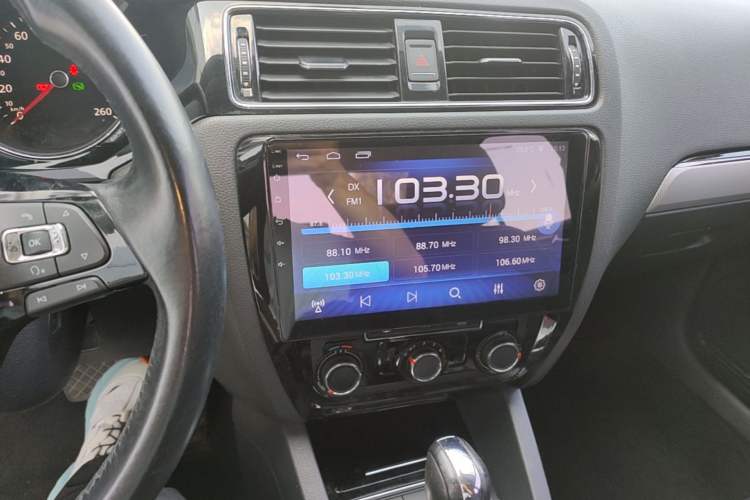 Used Volkswagen Sagitar 2018 1.6L Automatic Comfort Model Audio And AC Panel