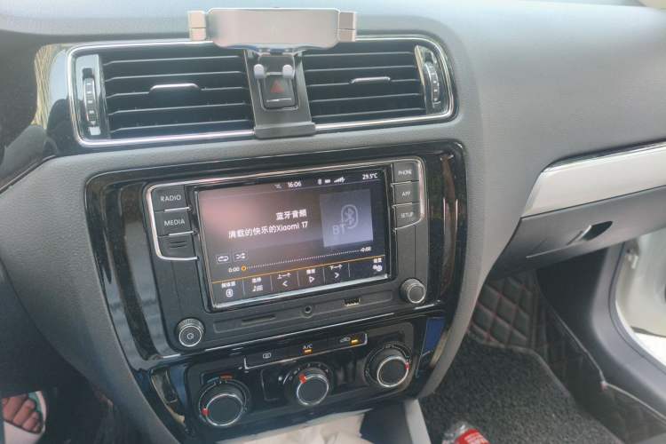 Used Volkswagen Sagitar 2018 1.6L Automatic Comfort Model Audio And AC Panel