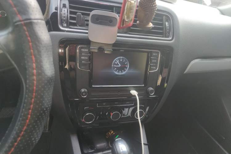 Used Volkswagen Sagitar 2018 1.6L Automatic Comfort Model Audio And AC Panel