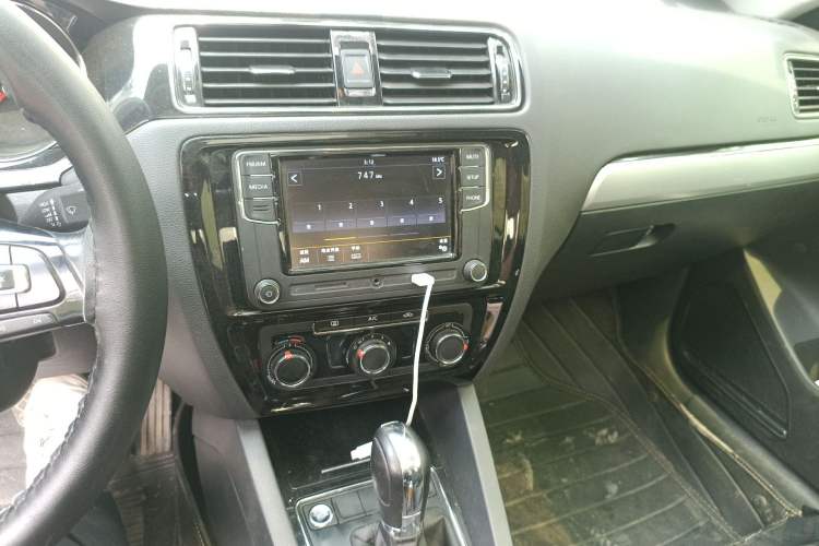 Used Volkswagen Sagitar 2018 1.6L Automatic Comfort Model Audio And AC Panel