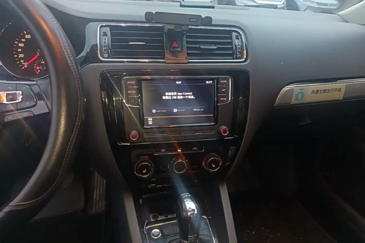 Used Volkswagen Sagitar 2018 180TSI DSG Prestige Edition Audio And AC Panel
