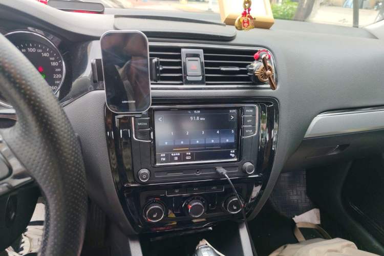 Used Volkswagen Sagitar 2018 180TSI DSG Prestige Edition Audio And AC Panel