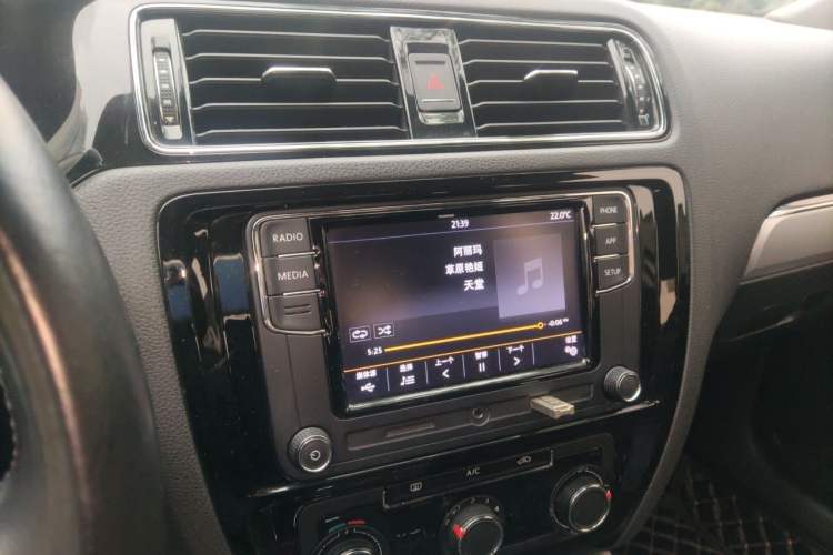 Used Volkswagen Sagitar 2018 1.6L Manual Comfort Model Audio And AC Panel