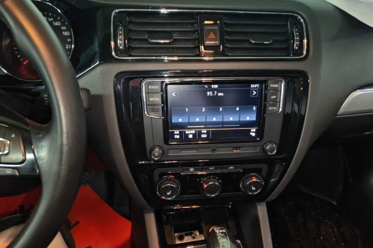 Used Volkswagen Sagitar 2018 180TSI DSG Prestige Edition Audio And AC Panel