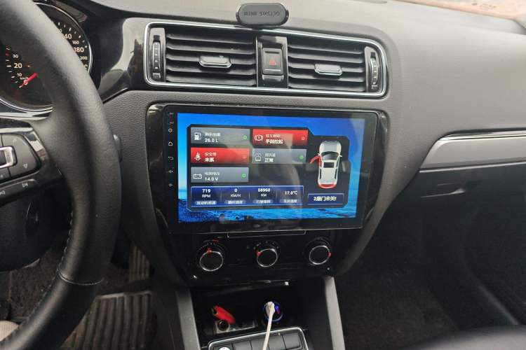 Used Volkswagen Sagitar 2018 1.6L Manual Comfort Model Audio And AC Panel