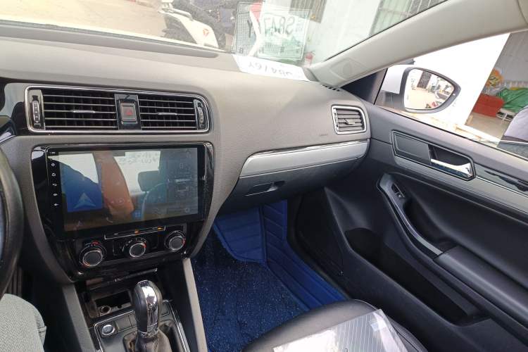 Used Volkswagen Sagitar 2018 1.6L Automatic Comfort Model Audio And AC Panel
