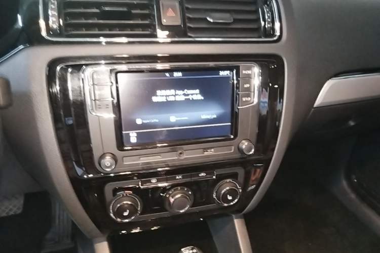 Used Volkswagen Sagitar 2018 180TSI DSG Prestige Edition Audio And AC Panel