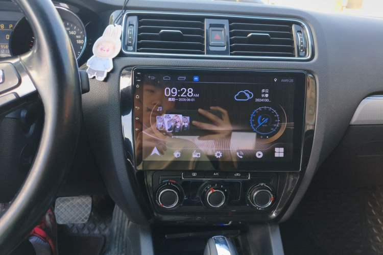 Used Volkswagen Sagitar 2018 1.6L Automatic Comfort Model Audio And AC Panel