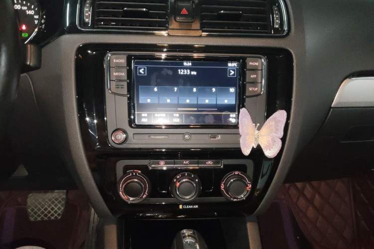 Used Volkswagen Sagitar 2018 1.6L Automatic Comfort Model Audio And AC Panel