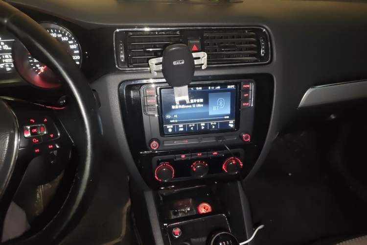 Used Volkswagen Sagitar 2018 1.6L Manual Comfort Model Audio And AC Panel