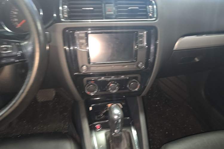 Used Volkswagen Sagitar 2018 1.6L Automatic Comfort Model Audio And AC Panel