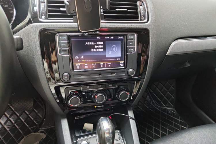 Used Volkswagen Sagitar 2018 1.6L Automatic Comfort Model Audio And AC Panel