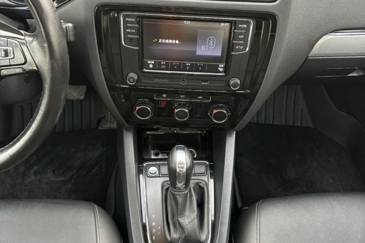 Used Volkswagen Sagitar 2018 1.6L Automatic Comfort Model Audio And AC Panel
