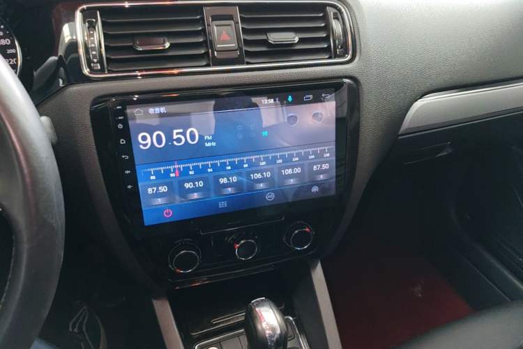 Used Volkswagen Sagitar 2018 1.6L Automatic Comfort Model Audio And AC Panel