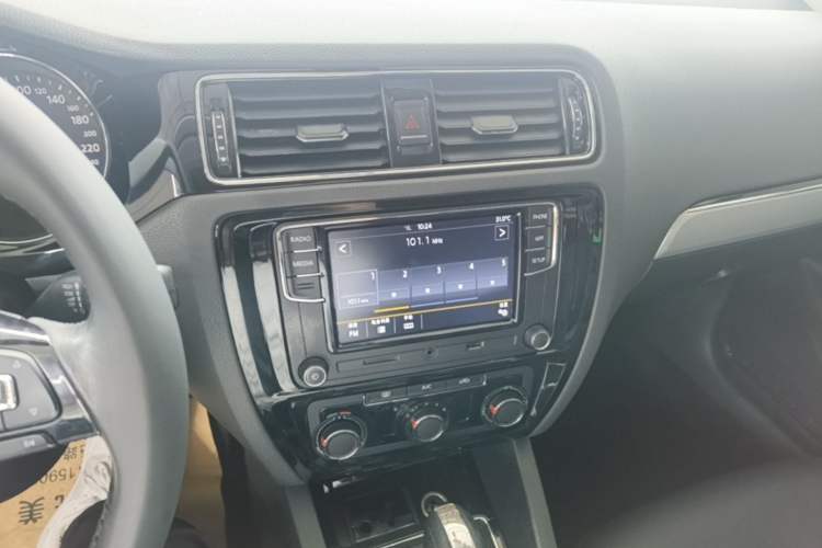 Used Volkswagen Sagitar 2018 280TSI DSG Ignite Edition Audio And AC Panel