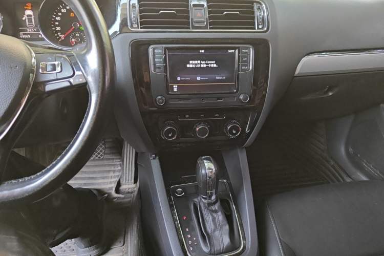 Used Volkswagen Sagitar 2018 180TSI DSG Prestige Edition Audio And AC Panel