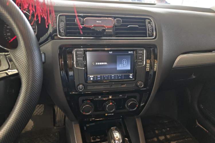 Used Volkswagen Sagitar 2018 1.6L Automatic Comfort Model Audio And AC Panel