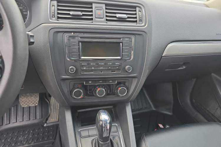 Used Volkswagen Sagitar 2018 1.6L Automatic Fashion Model Audio And AC Panel