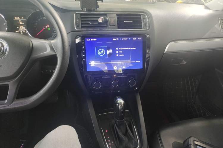Used Volkswagen Sagitar 2018 1.6L Automatic Fashion Model Audio And AC Panel