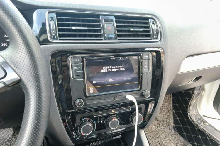 Used Volkswagen Sagitar 2018 280TSI DSG Ignite Edition Audio And AC Panel