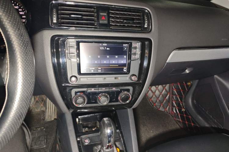 Used Volkswagen Sagitar 2018 1.6L Automatic Comfort Model Audio And AC Panel