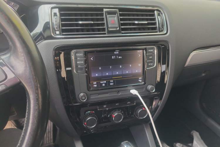 Used Volkswagen Sagitar 2018 1.6L Automatic Comfort Model Audio And AC Panel
