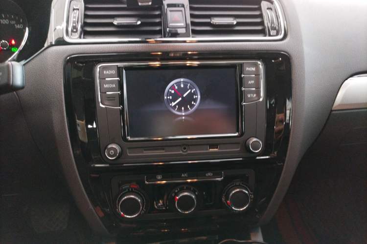 Used Volkswagen Sagitar 2018 1.6L Automatic Comfort Model Audio And AC Panel