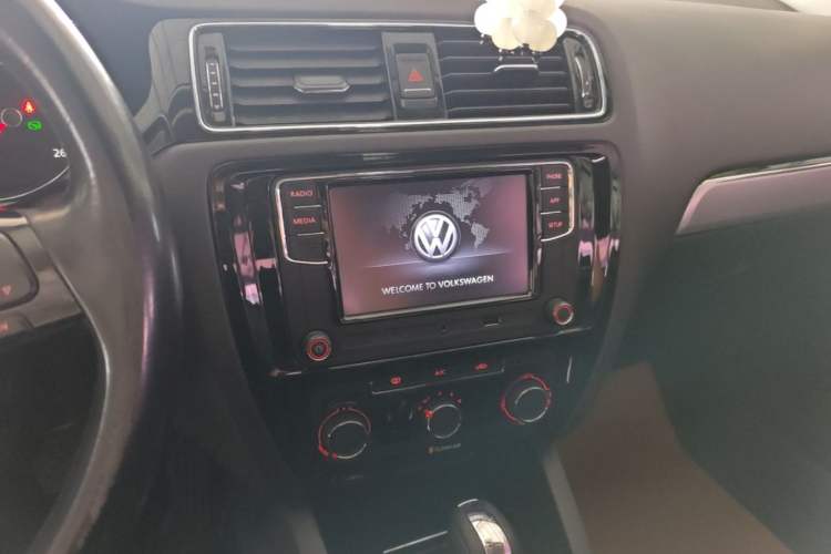Used Volkswagen Sagitar 2018 1.6L Automatic Comfort Model Audio And AC Panel