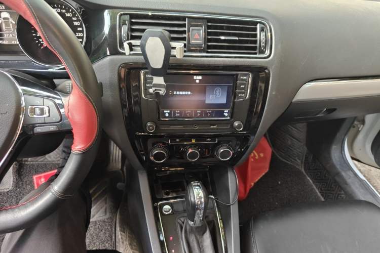 Used Volkswagen Sagitar 2018 280TSI DSG Ignite Edition Audio And AC Panel
