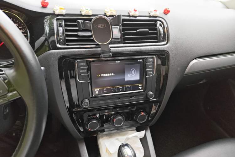 Used Volkswagen Sagitar 2018 1.6L Automatic Comfort Model Audio And AC Panel