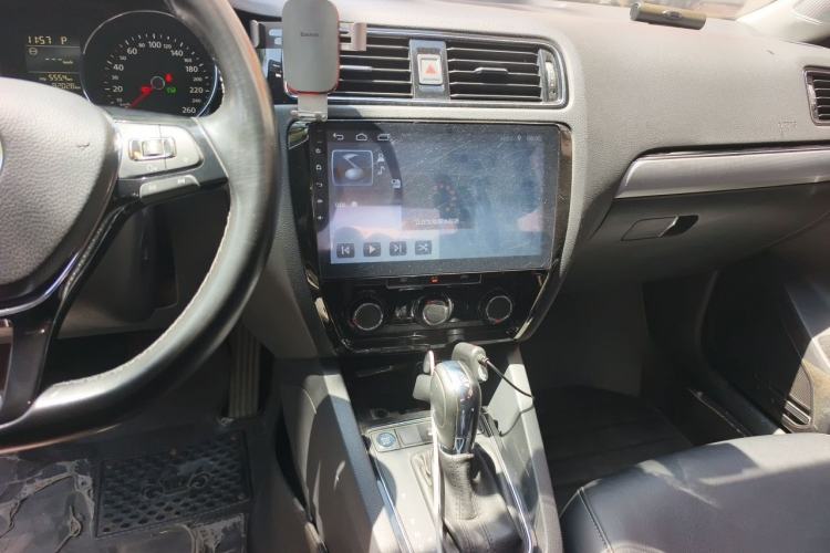 Used Volkswagen Sagitar 2018 1.6L Automatic Comfort Model Audio And AC Panel
