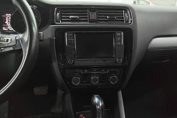 Used Volkswagen Sagitar 2018 280TSI DSG Ignite Edition Audio And AC Panel